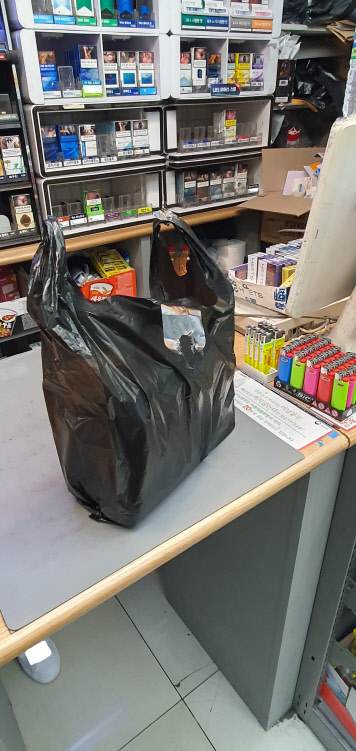 서울의 한 편의점 점포에서 점원이 손님에게 플라스틱 비닐봉투를 무상으로 제공하고 있다.